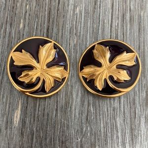 Beautiful Vintage Trifari Clip On Earrings